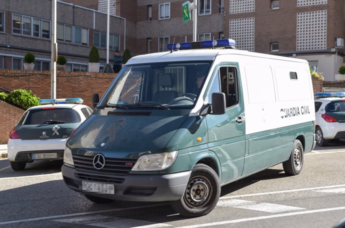 Un furgón de la Guardia Civil lleva a los detenidos por el crimen de Chiloeches desde la comandancia de la Guardia Civil de Guadalajara para pasar a disposición judicial, a 16 de abril de 2024, en Guadalajara, Castilla-La Mancha (España).