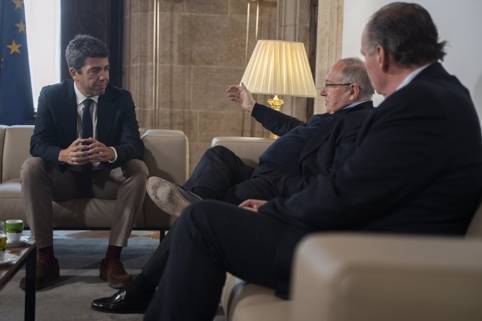 (I-D) El presidente de la Generalitat Valenciana, Carlos Mazón, el presidente de la Cámara de Comercio de España, José Luis Bonet, y el presidente del Consejo de Cámaras de la Comunitat Valenciana, José Vicente Morata, durante una reunión, en el Palau 