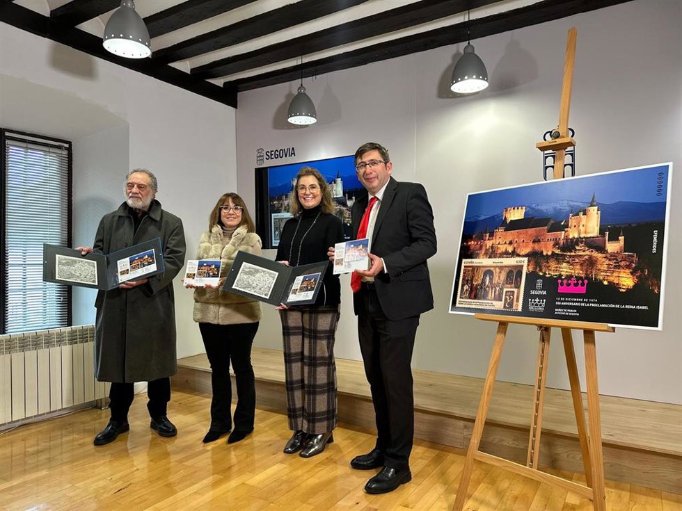 El pintor Carlos Muñoz de Pablos (izda); la directora de Filatelia, Nuria Lera; la concejal de Turismo, May Escobar, y el secretario de la Subdelegación del Gobierno, Francisco Javier Santos