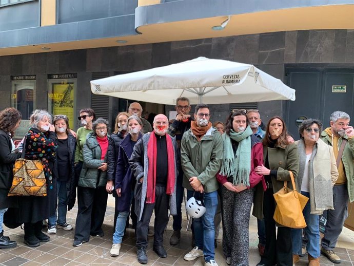 Un grupo de artistas de concentra frente al Teatro Rialto de València en señal de protesta