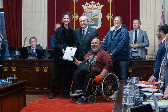 El alcalde de Málaga, Francisco de la Torre, junto a algunos de los homenajeados por su colaboración con los afectados por la DANA.