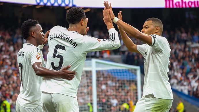 Vinícius Jr, Bellingham y Mbappé celebran un gol con el Real Madrid