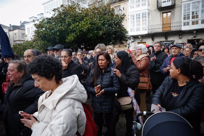 Varias persoas durante un minuto de silencio polo asasinato machista de Rejane, de 42 anos, fronte ao Concello de Viveiro, a 19 de decembro de 2024, en Viveiro, Lugo, Galicia (España). A muller de orixe brasileira foi asasinada onte cunha arma branca