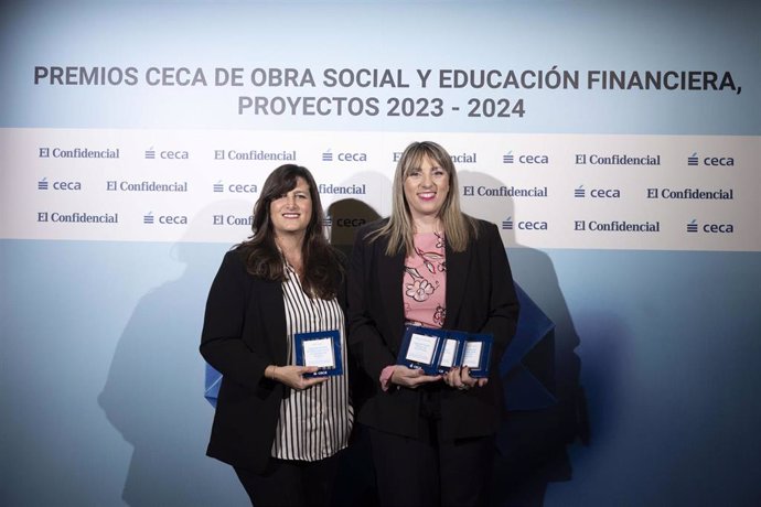 La responsable de Solidaridad e Investigación de Fundación Unicaja, Ana Cabrera, ha recogido el galardón otorgado a este bootcamp tecnológico, y María del Mar Molina, miembro de Edufinet, ha recogido los premios a esta iniciativa de educación financiera.