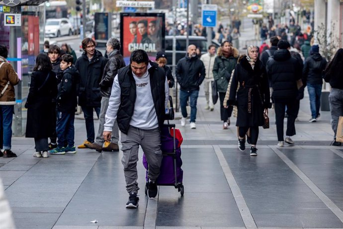 Varias personas en una calle.