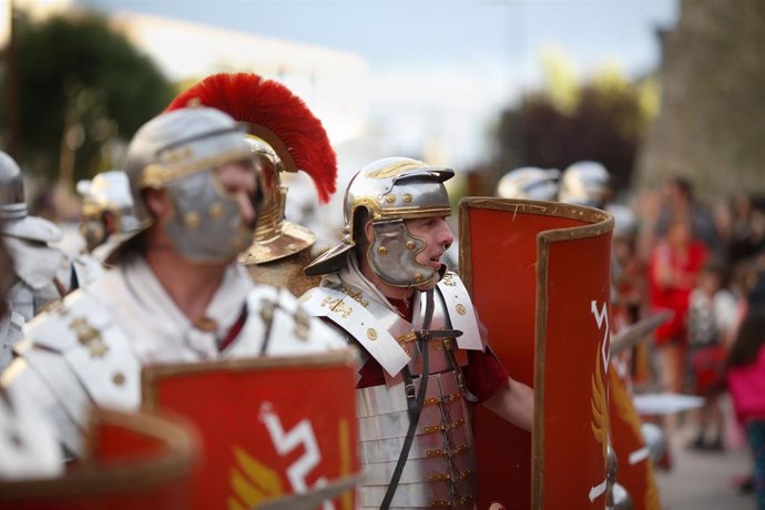 Archivo - Decenas de personas participan el desfile de tropas durante la fiesta Arde Lucus 2024, a 15 de junio de 2024, en Lugo, Galicia.