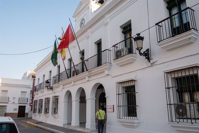 Archivo - Fachada del Ayuntamiento de Trebujena (Cádiz)