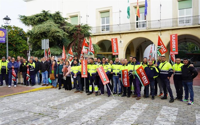 Concentración del colectivo de estibadores ante la sede de la Autoridad Portuaria.