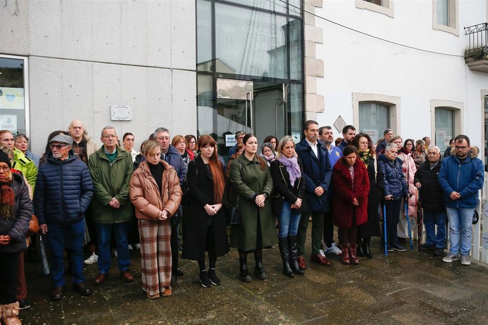 La alcaldesa de Viveiro, María Loureiro (4i), durante un minuto de silencio por el asesinato machista de Rejane, de 42 años, frente al Concello de Viveiro, a 19 de diciembre de 2024, en Viveiro, Lugo, Galicia (España). La mujer de origen brasileño fue a