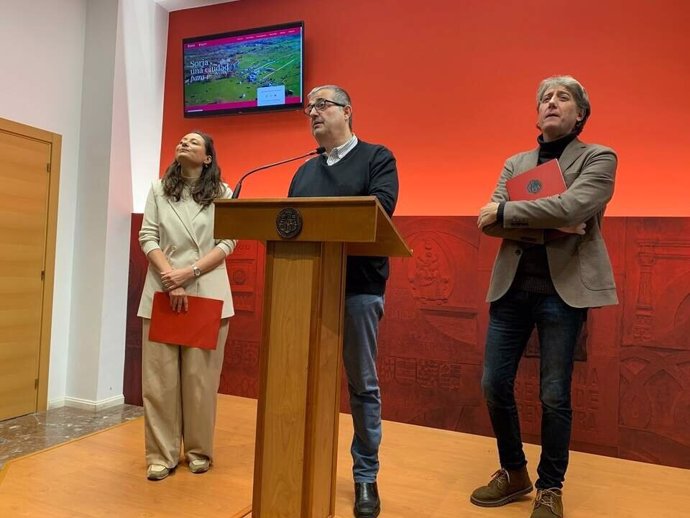 De izda a dcha, Carolina Sánchez, Alberto Santamaría y Carlos Martínes presentan 'Soria, una ciudad para vivir'