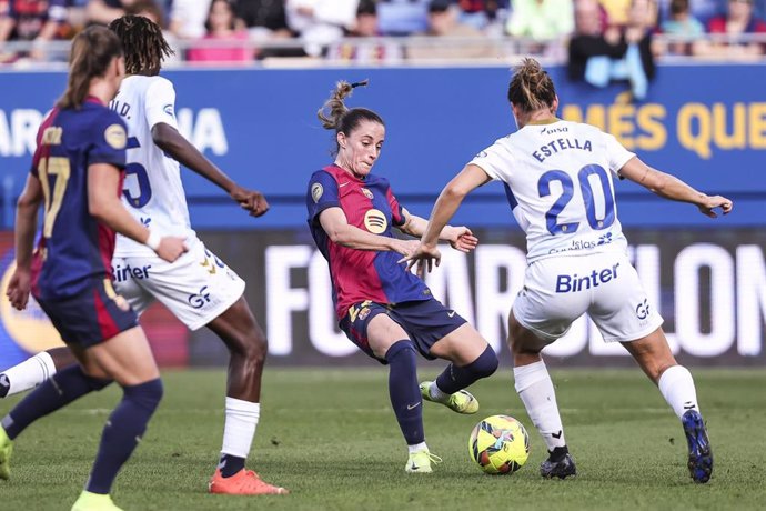 Ona Batlle dispara en el partido entre el FC Barcelona y el Costa Adeje Tenerife de la Liga F 24-25