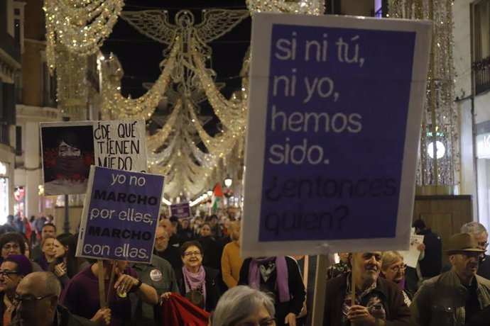 Imágenes de la manifestación con motivo del 25N en Málaga. A 25 de noviembre de 2024, en Málaga, Andalucía (España). Esta tarde, las calles y plazas de Andalucía son escenario de diversas actividades y movilizaciones para mostrar el compromiso de la comun