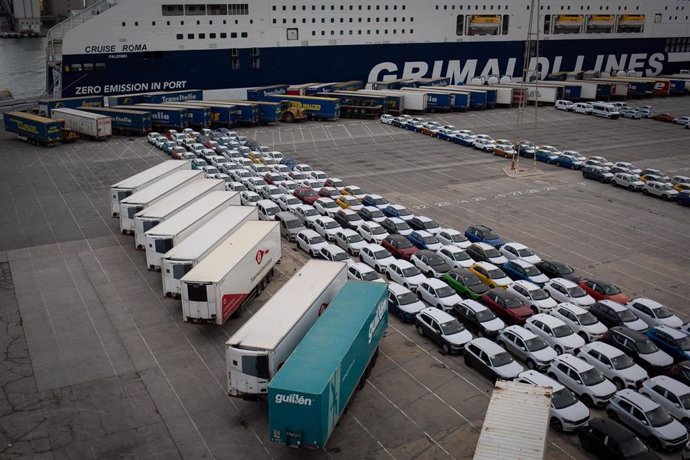 Archivo - Un conjunto de coches aparcados en el puerto de Barcelona.