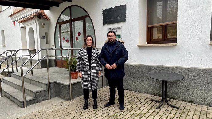 Raquel López y Jesús Fernández, ante la Residencia de Mayores de El Guijo.