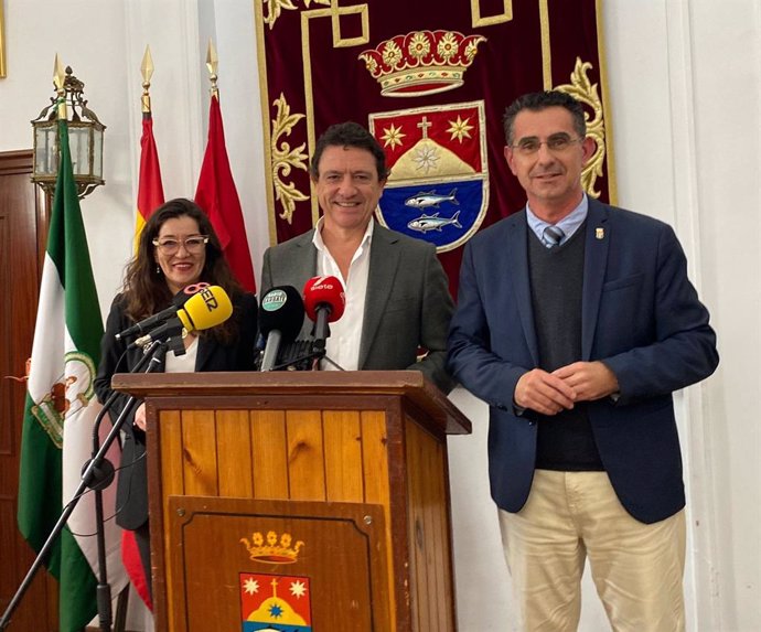 El delegado territorial de Empleo, Empresa y Trabajo Autónomo de la Junta de Andalucía en Cádiz, Daniel Sánchez, junto al alcalde de Barbate, Miguel Molina, y la primera teniente de alcalde y delegada de Empleo, Ana Moreno.