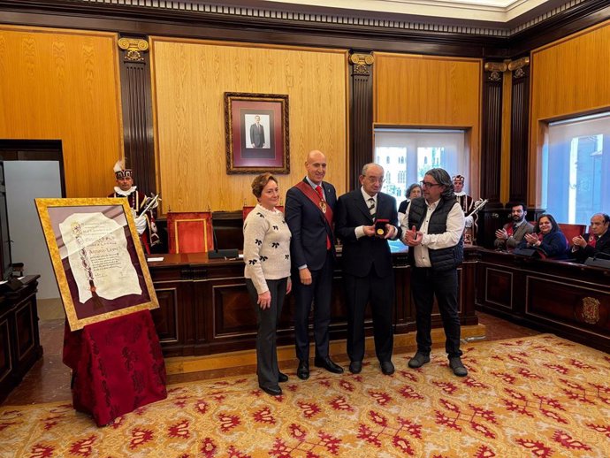 Representantes de Asprona reciben la Medalla de Oro de la ciudad de León de manos de su alcalde.