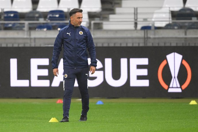 Archivo - 15 September 2021, Hessen, Frankfurt/Main: Fenerbahce Coach Vitor Pereira leads a training session at the Deutsche Bank Park, ahead of Thursday's UEFA Europa League soccer match against Eintracht Frankfurt. Photo: Arne Dedert/dpa