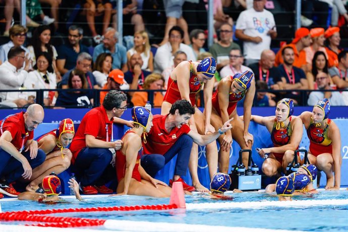 Archivo - Miki Oca, head coach of Spain, gestures Formarion of Spain pose during Women's Semifinal of the Water Polo between Netherlands and Spain on Paris La Defense Arena during the Paris 2024 Olympics Games on August 8, 2024 in Paris, France.