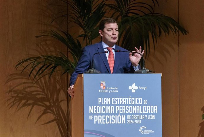 El presidente de la Junta de Castilla y León, Alfonso Fernández Mañueco, presenta el Plan Estratégico de Medicina Personalizada de Precisión 2024-2030.