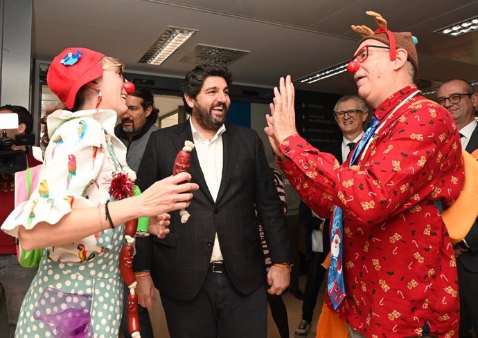 El presidente de la Comunidad, Fernando López Miras, participa en la fiesta de Navidad del Hospital Materno-Infantil Virgen de La Arrixaca, junto a los menores allí ingresados