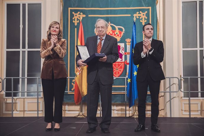 La ministra de Educación, Formación Profesional y Deportes, Pilar Alegría, ha entregado este jueves varias condecoraciones de la Orden Civil de Alfonso X el Sabio como la que ha concedido al escritor y filólogo zaragozano, José Carlos Mainer.