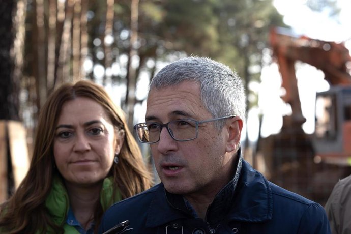 Archivo - El secretario de Estado de Medio Ambiente, Hugo Morán, visitan las obras de la nueva base de la Brigada de Refuerzo de Incendios Forestales (BRIF), a 16 de diciembre de 2022, en Lubia, Soria, Casilla y León (España). 