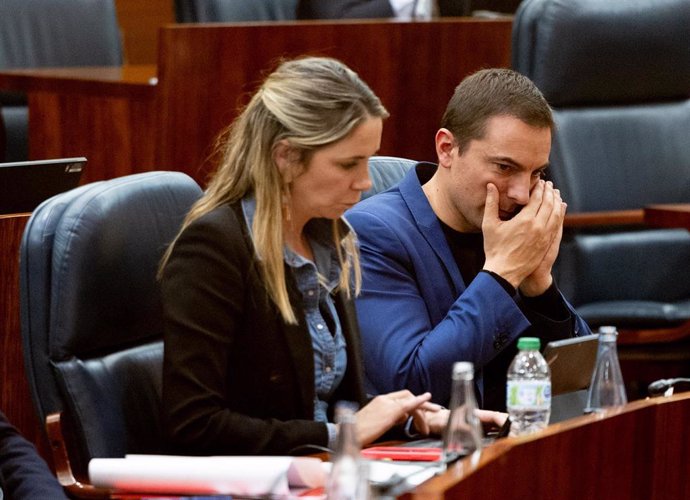 La diputada del PSOE en la Asamblea, Mar Espinar, y el exsecretario general del PSOE-M y exportavoz del PSOE en la Asamblea, Juan Lobato, durante un pleno en la Asamblea de Madrid, a 19 de diciembre de 2024, en Madrid (España). La Asamblea de Madrid acoge