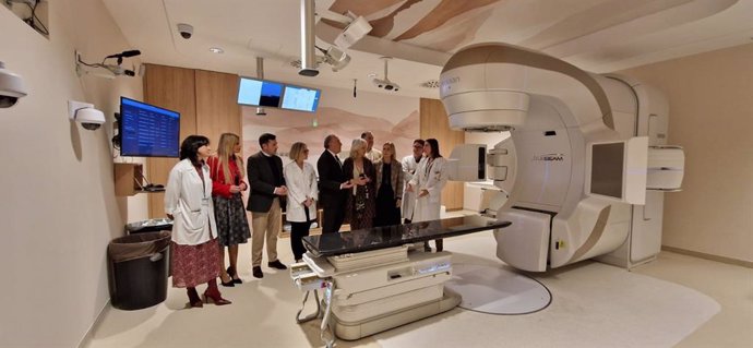 La delegada de la Junta de Andalucía en la provincia de Cádiz, Mercedes Colombo, en una visita al nuevo acelerador lineal de electrones del Servicio de Oncología Radioterápica en el Hospital de Algeciras.