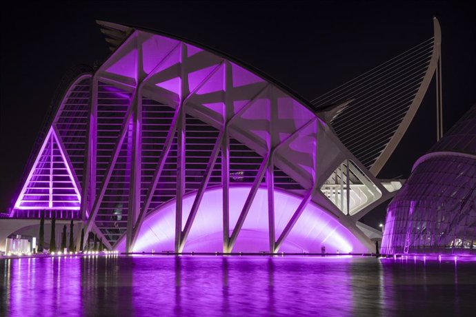 Archivo - Ciudad de las Artes y Ciencias iluminada de rosa