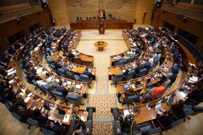 Plano aéreo de la Asamblea de Madrid durante un debate de los Presupuestos de la Comunidad de Madrid para 2025.