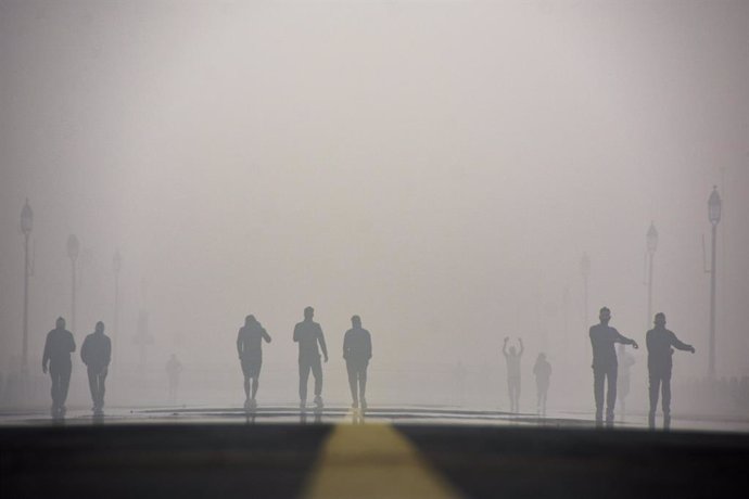 Archivo - 10 November 2020, India, New Delhi: People walk near India gate amid heavy smog in New Delhi. Photo: Manish Rajput/SOPA Images via ZUMA Wire/dpa