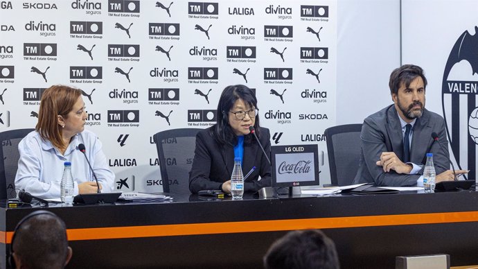 La presidenta del Valencia CF, Layhoon Chan, en rueda de prensa junto a director corporativo Javier Solís y la directora financiera Inma Ibáñez