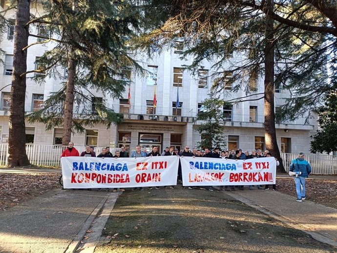 Concentración de trabajadores de Astilleros Balenciaga frente a la subdelegación del Gobierno en Gipuzkoa