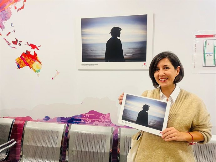 La fotógrafa Marian León con su fotografía 'Buscando un lugar' obtuvo el primer premio del concurso 'Buscando un lugar' de Cruz Roja.