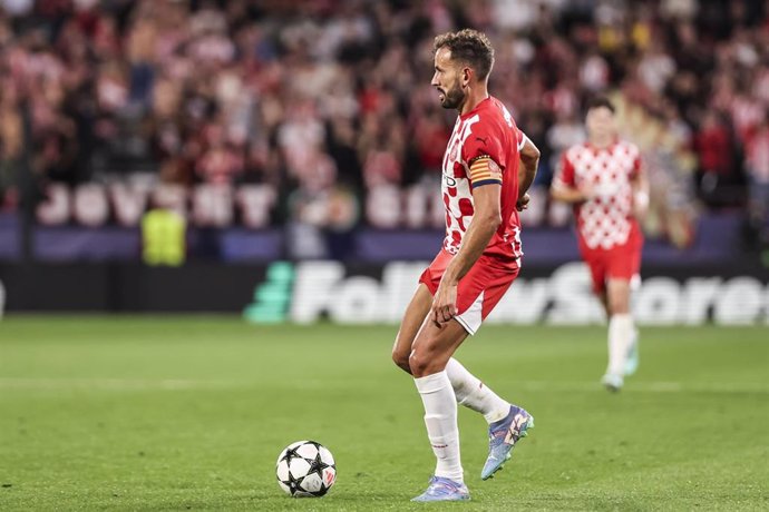 Archivo - El delantero del Girona Cristhian Stuani durante un partido de Liga de Campeones.