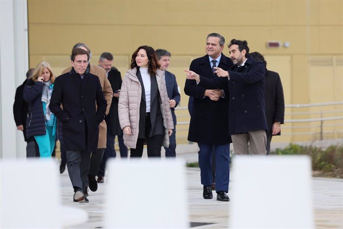 (I-D) El alcalde de Madrid, José Luis Martínez- Almeida, la presidenta de la Comunidad de Madrid, Isabel Díaz Ayuso, y el consejero de transportes, Jorge Rodrigo Domínguez, durante la inauguración del intercambiador de transportes de Valdebebas, a 17 de d