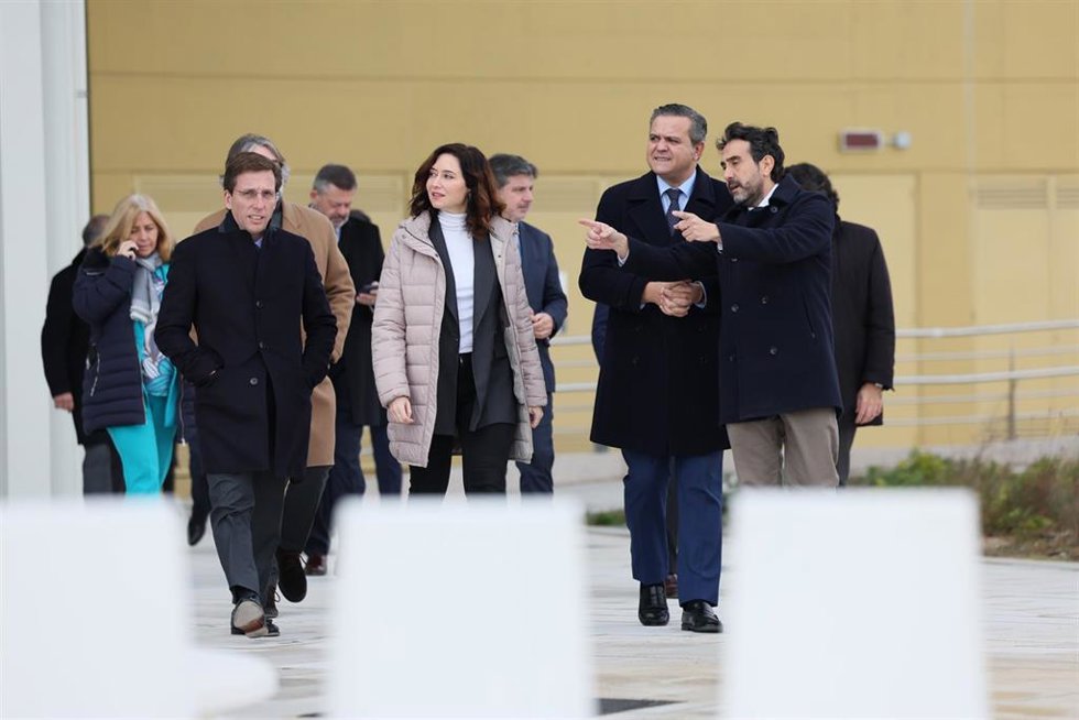 (I-D) El alcalde de Madrid, José Luis Martínez- Almeida, la presidenta de la Comunidad de Madrid, Isabel Díaz Ayuso, y el consejero de transportes, Jorge Rodrigo Domínguez, durante la inauguración del intercambiador de transportes de Valdebebas, a 17 de