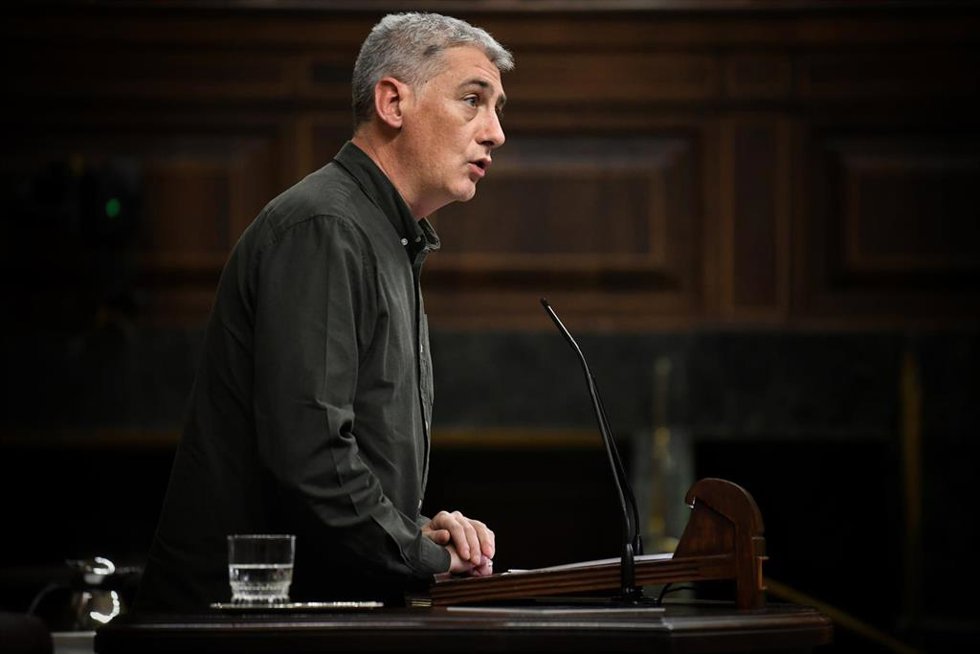 El diputado de EH Bildu Oskar Matute, interviene durante una sesión plenaria en el Congreso de los Diputados, a 17 de diciembre de 2024, en Madrid (España).