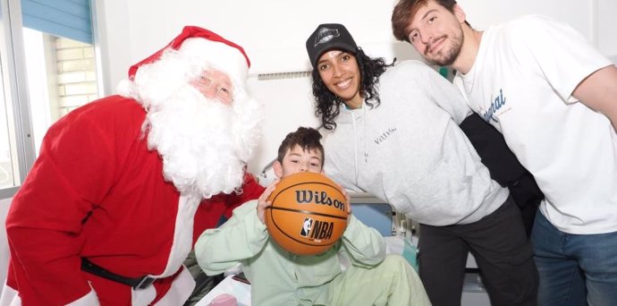 Visita de Papá Noel al Hospital Miguel Servet.