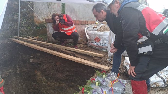 El consejero de Ordenación de Territorio, Urbanismo, Vivienda y Derechos Ciudadanos, Ovidio Zapico, visita la fosa del cementerio de A Caridá