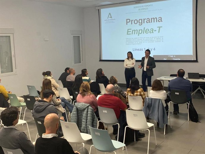 El delegado territorial de Empleo, Empresa y Trabajo Autónomo de la Junta de Andalucía en Cádiz, Daniel Sánchez Román, presenta en Sanlúcar de Barrameda una jornada informativa sobre el programa Emplea-T