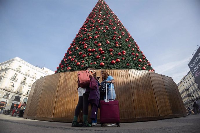 Varias turistas junto al árbol de Navidad de la Puerta del Sol,