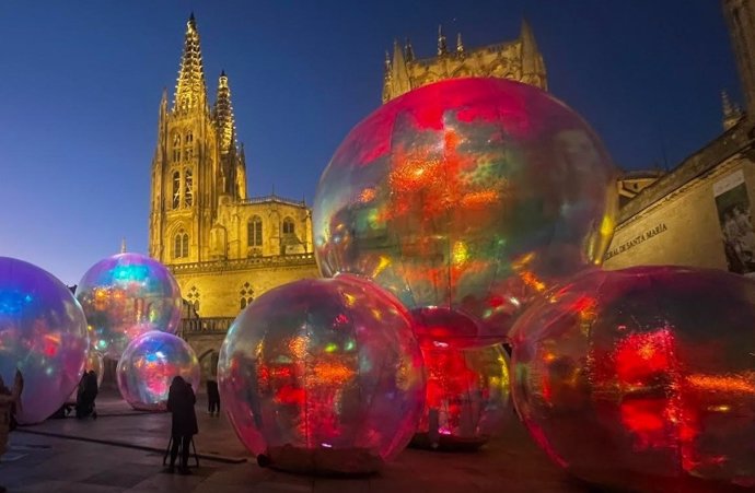 Las burbujas toman diferentes colores y tonalidades que contrastan con la Catedral