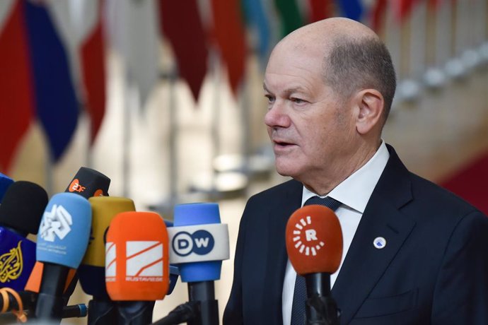 El canciller alemán Olaf Scholz habla con la prensa antes de la cumbre de la UE. Los líderes de la UE se reúnen el 19 de diciembre para tratar temas importantes del bloque.