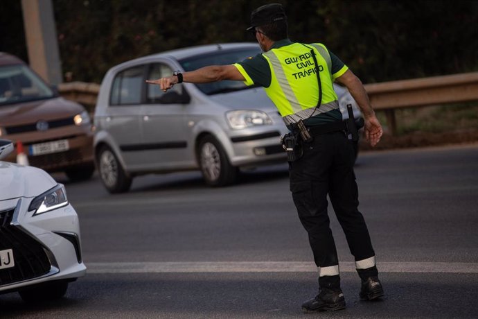 Archivo - Un guardia civil regulando el tráfico