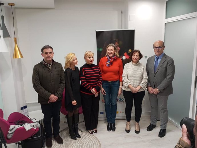 Las Autoridades, Durante La Inauguración Del Centro Atiendo En Zamora.