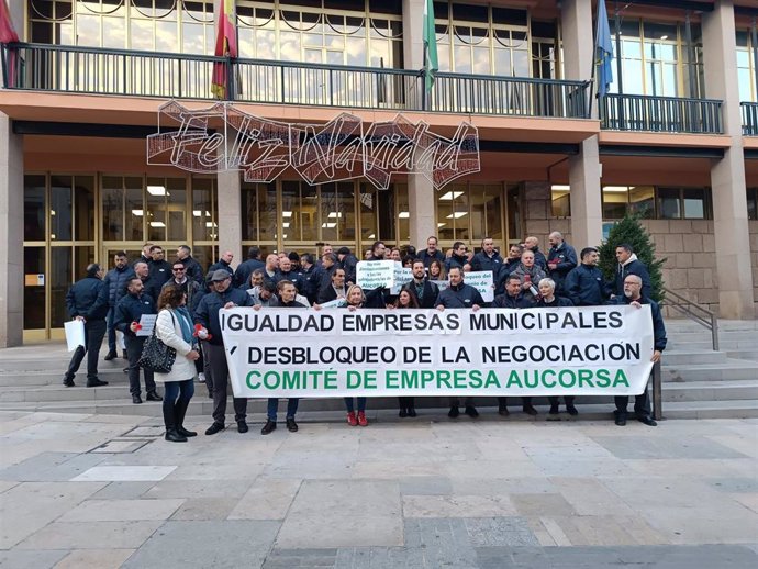 Concentración de conductores de Aucorsa ante el Ayuntamiento de Córdoba.