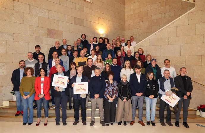 El Ayuntamiento de Logroño homenajea a los funcionarios jubilados en 2024 y a los que llevan 25 años en servicio activo