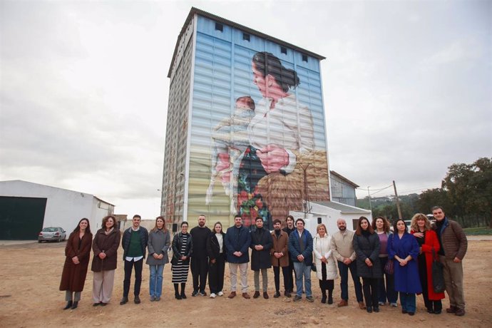 Foto de familia durante la inauguración del mural de la recovera