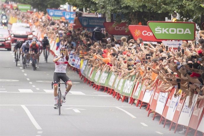 Archivo - El ciclista Marc Soler llega el primero a la meta de la quinta etapa de La Vuelta 2022, a 24 de agosto de 2022, en Bilbao (archivo) 